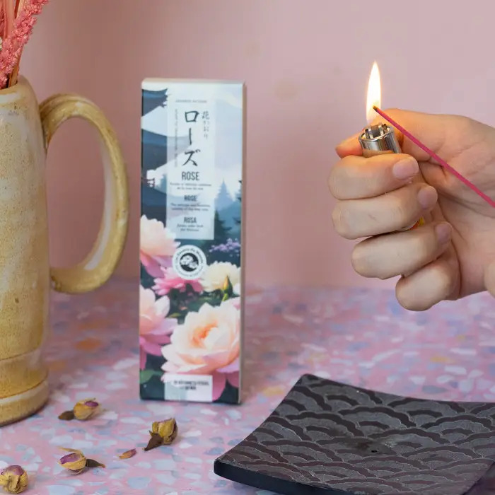 Tradícionális japán füstölőpálcika, kevés füsttel - üde, kifinomult virágos illat - szépség, szeretet, romantika